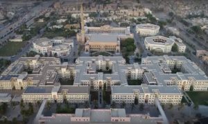 مدارس میں دین پڑھارہے ہیں